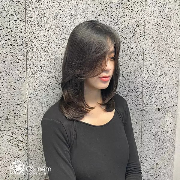 Cô gái với kiểu tóc lob ngang vai cho mặt vuông, rẽ ngôi 6/4 tạo vẻ thanh thoát và hiện đại