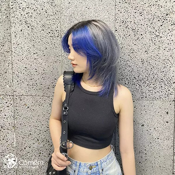 Cô gái với kiểu tóc mullet cá tính, phần tóc hai bên ôm sát giúp làm dịu đường nét khuôn mặt vuông