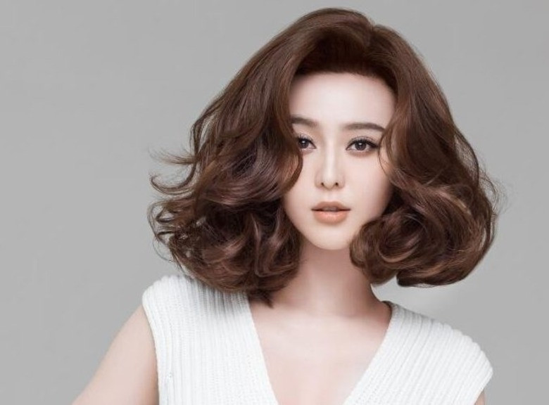 Cô gái với kiểu tóc ngắn ngang vai uốn phồng mái lệch, phong cách cá tính