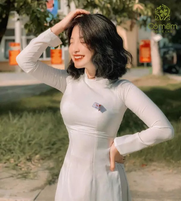 Cô gái với kiểu tóc ngắn ngang vai uốn xoăn nhẹ khi mặc áo dài