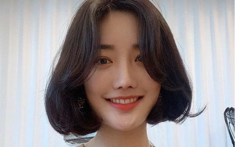 Cô gái với kiểu tóc ngắn uốn mái bay dịu dàng, thanh lịch