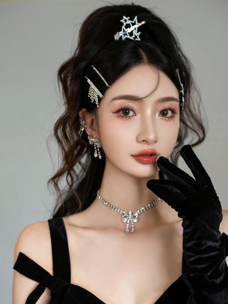 Cô gái với kiểu tóc nửa đầu búi nhẹ nhàng kết hợp tóc uốn xoăn lơi