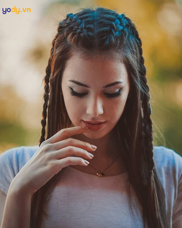 cô gái với kiểu tóc tết hai bên kiểu Pháp năng động và cuốn hút