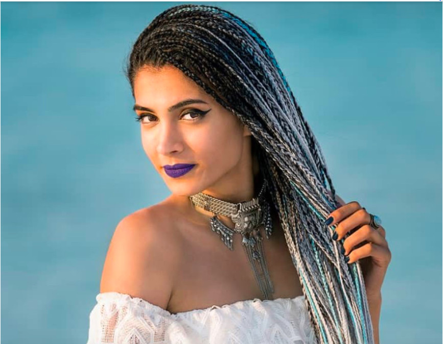 Cô gái với kiểu tóc tết lọn nhỏ độc đáo hợp với áo trễ vai