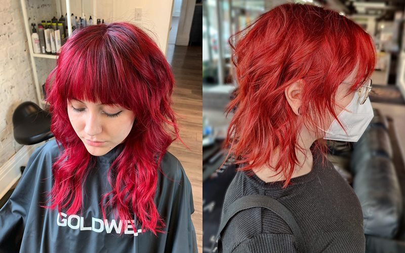 Cô gái với kiểu tóc wolf cut layer nhuộm đỏ rực rỡ, tạo điểm nhấn cá tính và nổi bật cho làn da trắng
