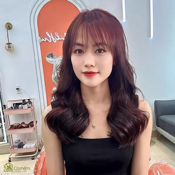 Cô gái với kiểu tóc xoăn dài mái bằng