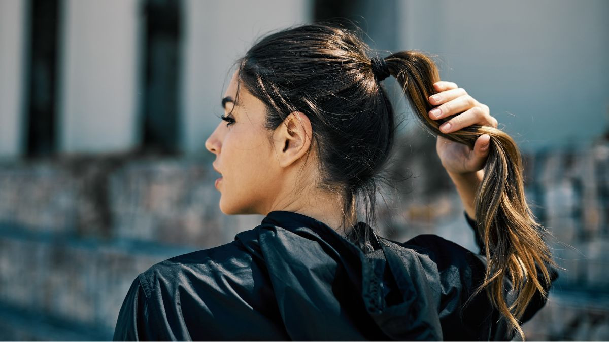 Cô gái với mái tóc buộc cao gọn gàng, toát lên vẻ năng động và sành điệu.