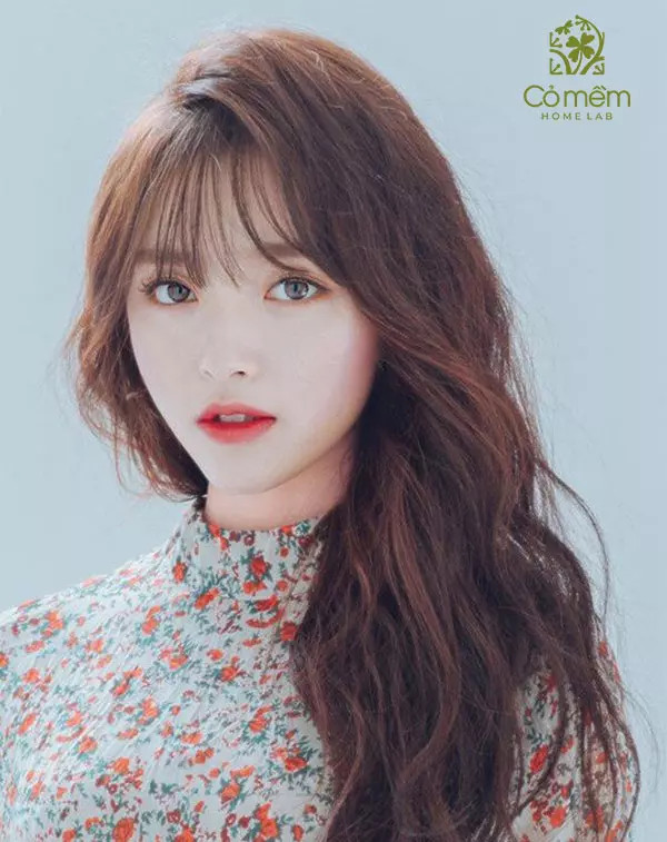 Cô gái với mái tóc dài gợn sóng mái thưa duyên dáng khi mặc áo dài học sinh