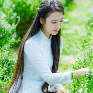 Cô gái với mái tóc dài thẳng buộc nửa đầu dịu dàng