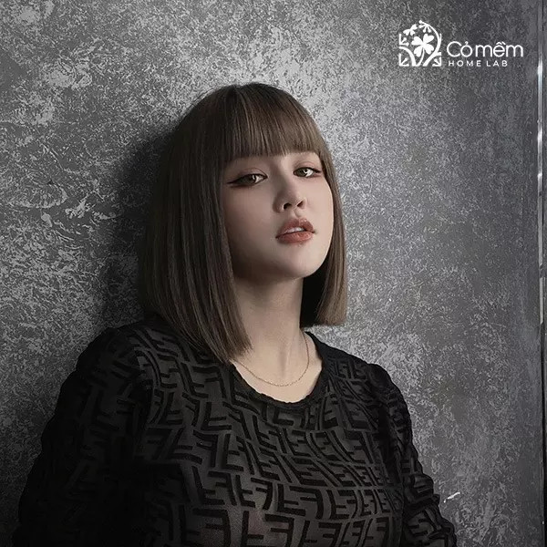 Cô gái với mái tóc ngắn duỗi thẳng thanh lịch, phù hợp với khuôn mặt vuông tạo vẻ hiện đại