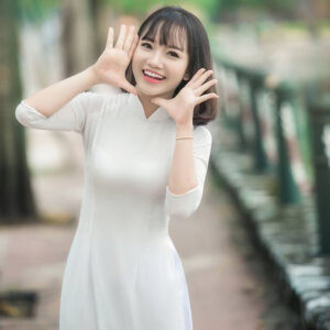 Cô gái với mái tóc ngắn mái thưa tự nhiên và dịu dàng