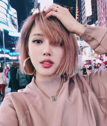 Cô gái với mái tóc ngắn trẻ trung năng động