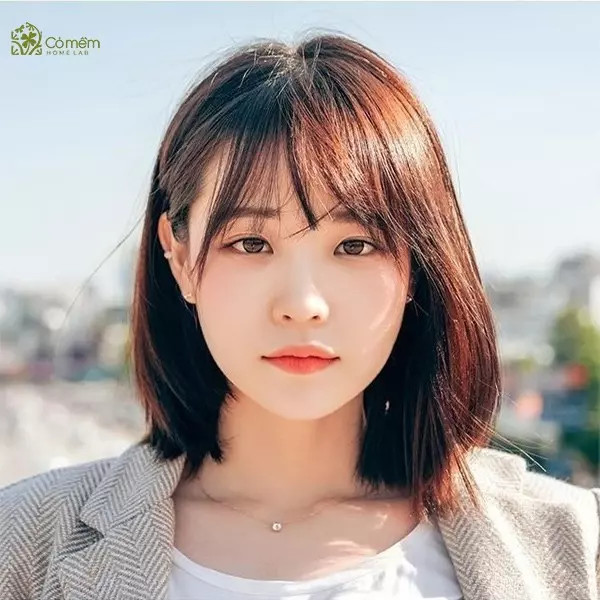 Cô gái với mái tóc ngắn và mái thưa kiểu Hàn Quốc, tạo vẻ dịu dàng và cân đối cho khuôn mặt vuông