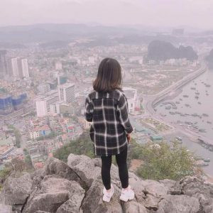 Cô gái với mái tóc ngắn xoăn nhẹ, tạo dáng chụp ảnh tóc ngắn từ phía sau, khoe phần tóc bồng bềnh và đầy sức sống.
