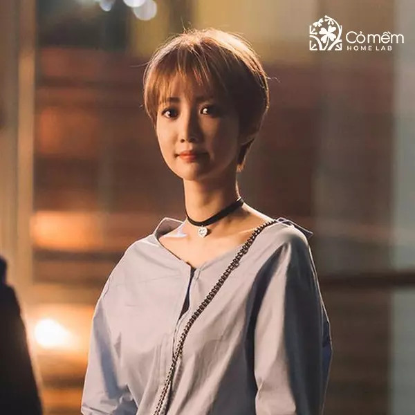 Cô gái với mái tóc pixie cá tính, tông màu nổi bật làm tôn lên đường nét khuôn mặt vuông