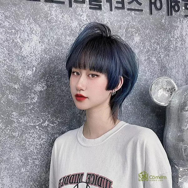 Cô gái với mái tóc tém, mái thưa Hàn Quốc, màu nâu đen, tạo vẻ ngọt ngào cho mặt vuông