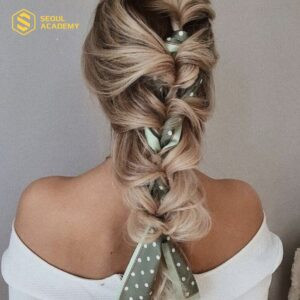 Cô gái với mái tóc thắt bím tết cùng khăn lụa, vẻ đẹp bay bổng và lãng mạn.