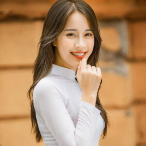 Cô gái với mái tóc xoăn sóng chẻ ngôi chuẩn phong cách Hàn Quốc