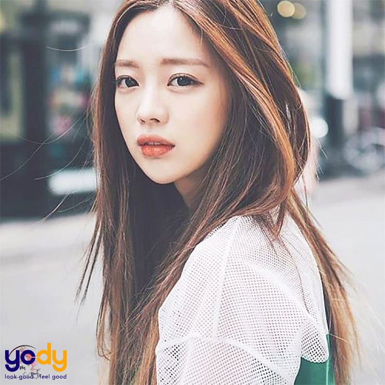 Cô gái với mặt trái xoan để kiểu tóc dài thẳng mượt mà, vẻ đẹp dịu dàng của kiểu tóc nữ