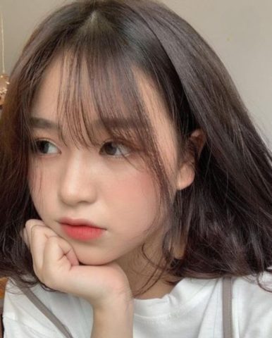 Cô gái với tóc mái thưa nhẹ nhàng, che đi vùng trán hói một cách tinh tế, tôn lên vẻ đẹp thanh thoát của khuôn mặt