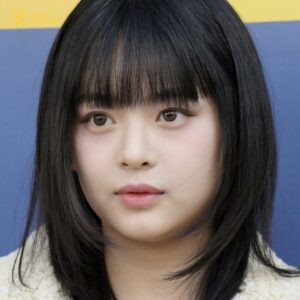 Cô gái với tóc mullet layer ngang vai mái thưa phá cách