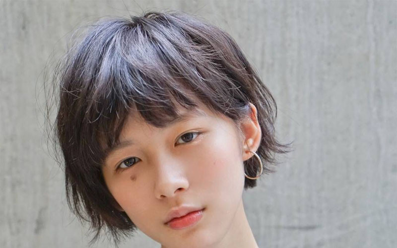 Cô gái với tóc pixie cut dài thời thượng