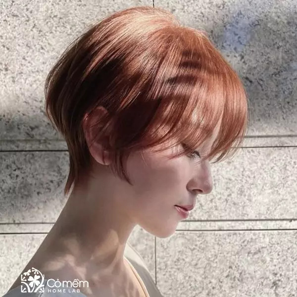 Cô gái với tóc tém cá tính, phần tóc hai bên tỉa nhẹ ôm sát giúp làm gọn khuôn mặt vuông