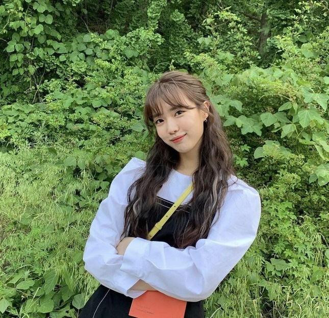 Cô gái Xử Nữ với mái tóc uốn nhẹ nhàng, tạo vẻ thanh lịch