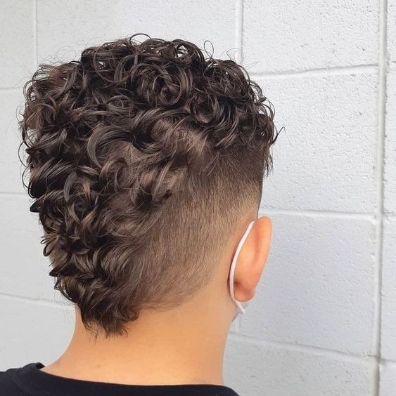 Curly Mohawk với những lọn tóc xoăn tự nhiên