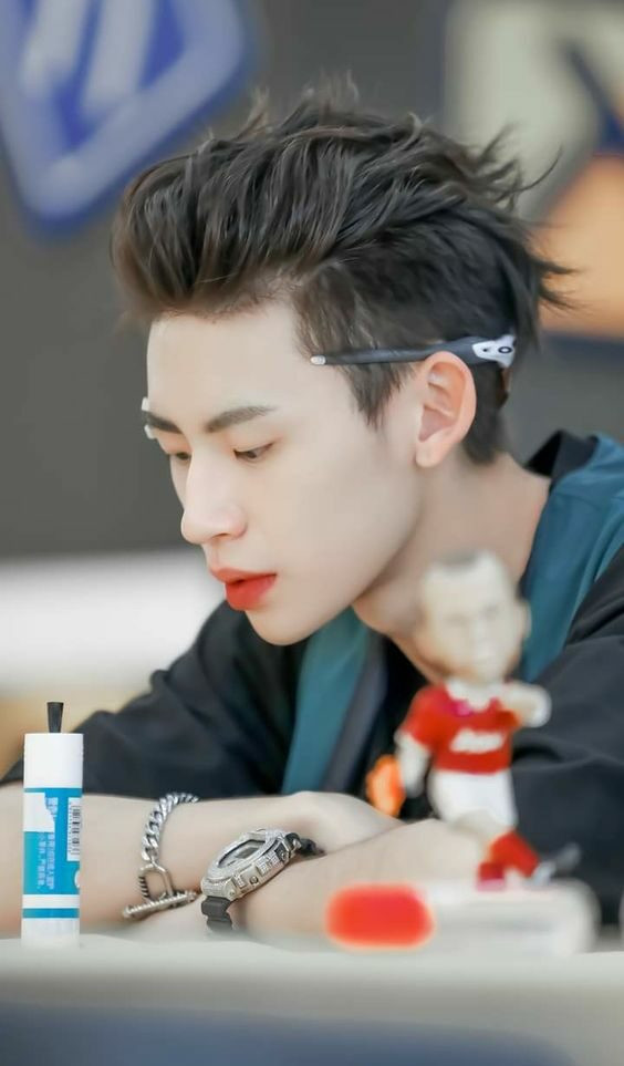 Curly Textured Pompadour hớt chải