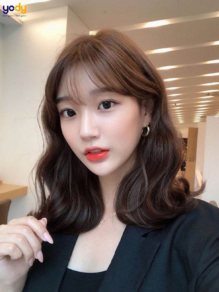 Đáng yêu với tóc uốn đuôi mái thưa