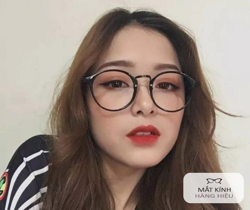 Đeo kính kết hợp với kiểu tóc dài rẽ ngôi giữa sẽ chững chạc, trưởng thành