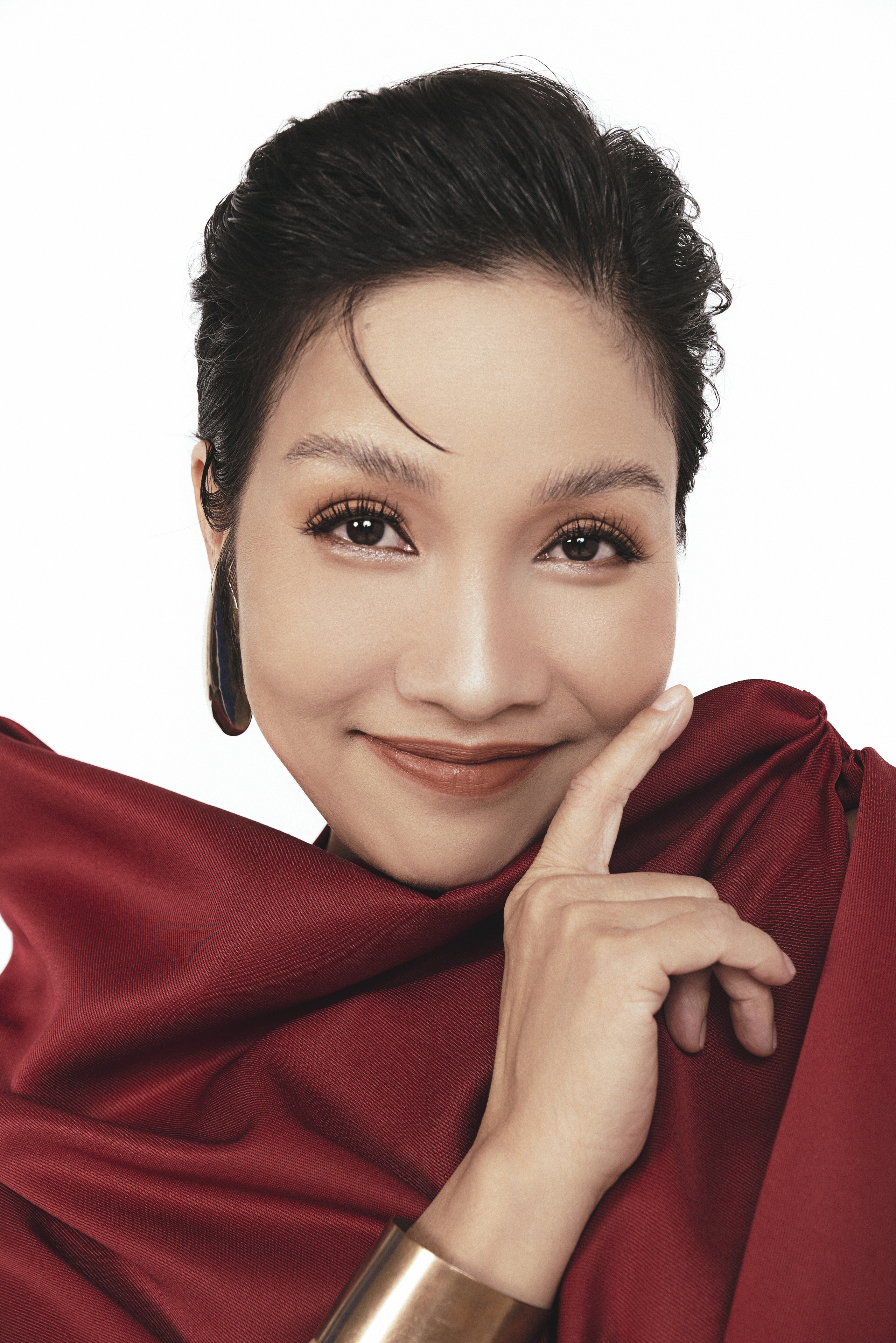 Diva Mỹ Linh với phong thái sang trọng, vẫn là biểu tượng của kiểu tóc ngắn cá tính sau nhiều thập kỷ.