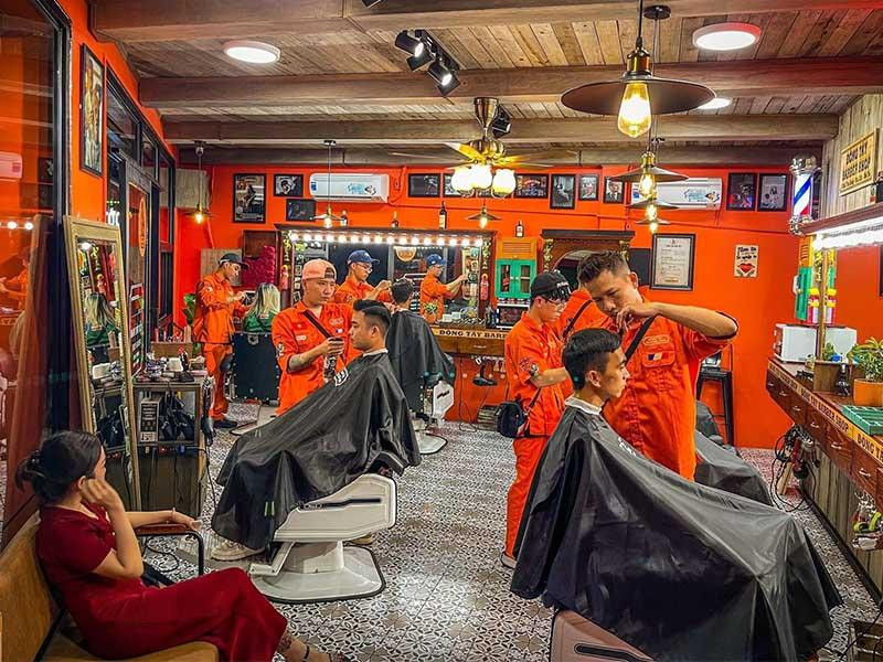 Đông Tây Babershop với phong cách trang trí độc đáo, thu hút giới trẻ yêu thích kiểu tóc Quân AP.
