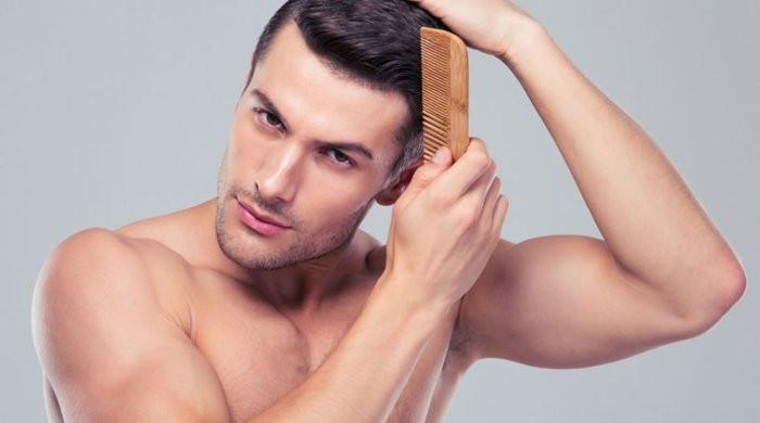 Dùng lược rẽ ngôi tóc side part