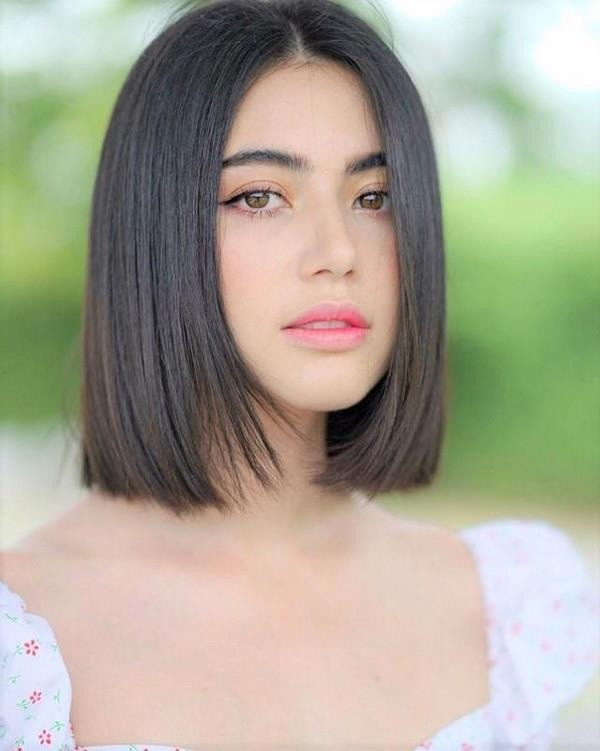 Ép thẳng tóc ngắn mái bằng giúp gương mặt dài trông cân đối