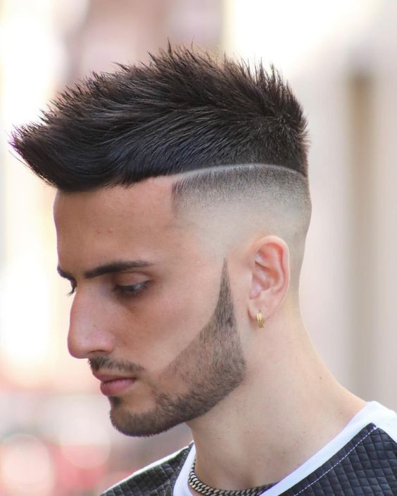 Faux Hawk với đường ngôi cạo sắc nét