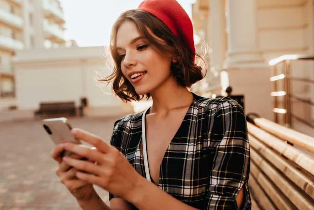 Giữ nếp và độ ẩm cho mái tóc ngắn xoăn với cách chăm sóc tóc ngắn chuyên biệt.