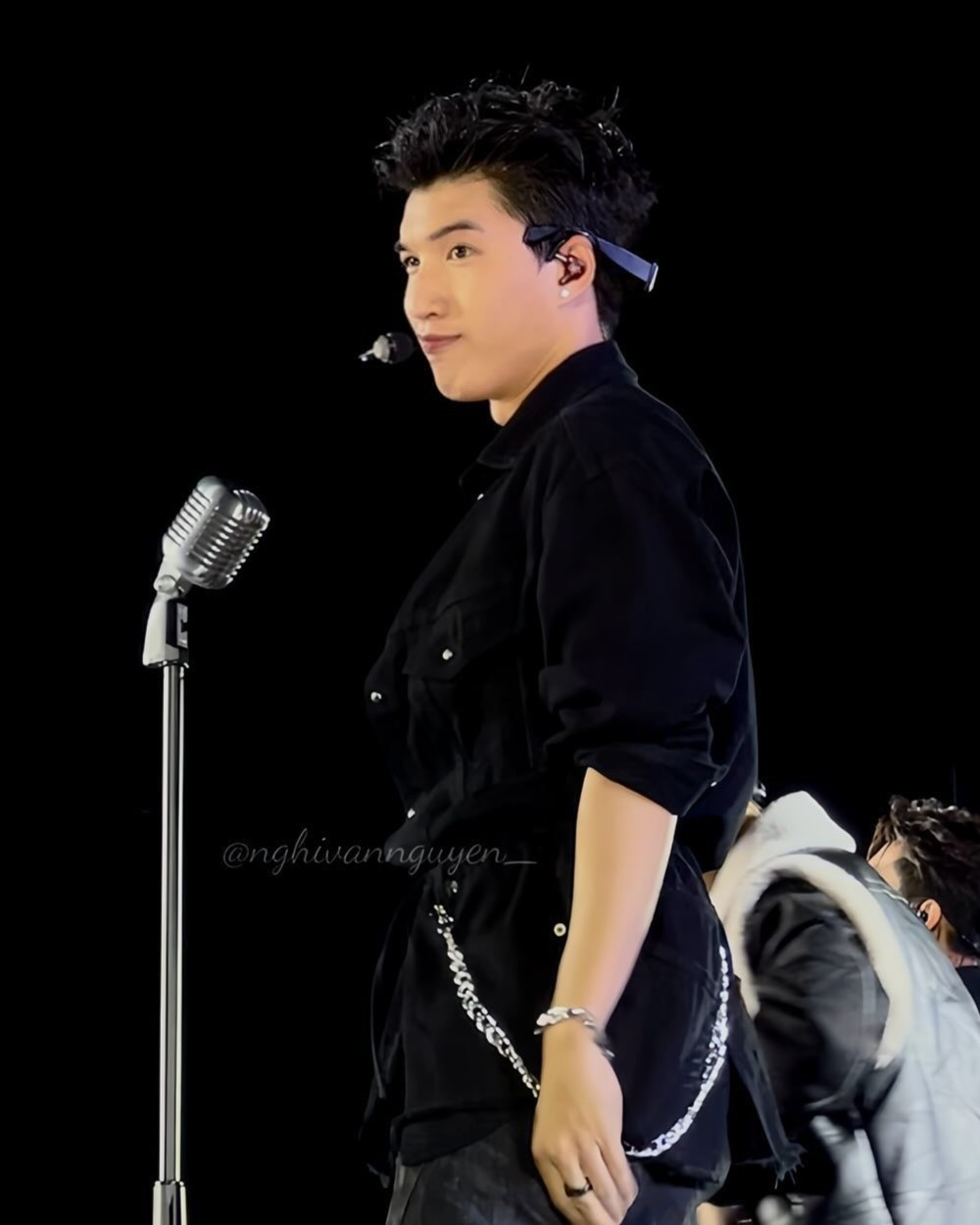 Góc nghiêng thần thái của HIEUTHUHAI cùng mái tóc Ivy League hiện đại.