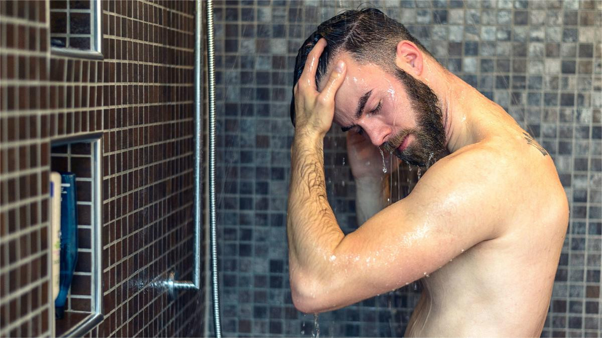 Gội đầu sạch và sấy khô tóc để tạo kiểu quiff ngắn