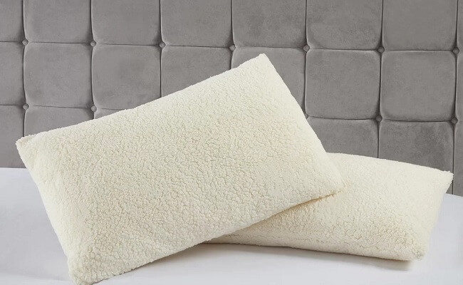 Gối lụa giúp giữ nếp tóc ngắn không bị vểnh khi ngủ