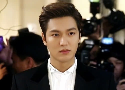 Gương mặt nam tính với kiểu tóc ngắn phù hợp