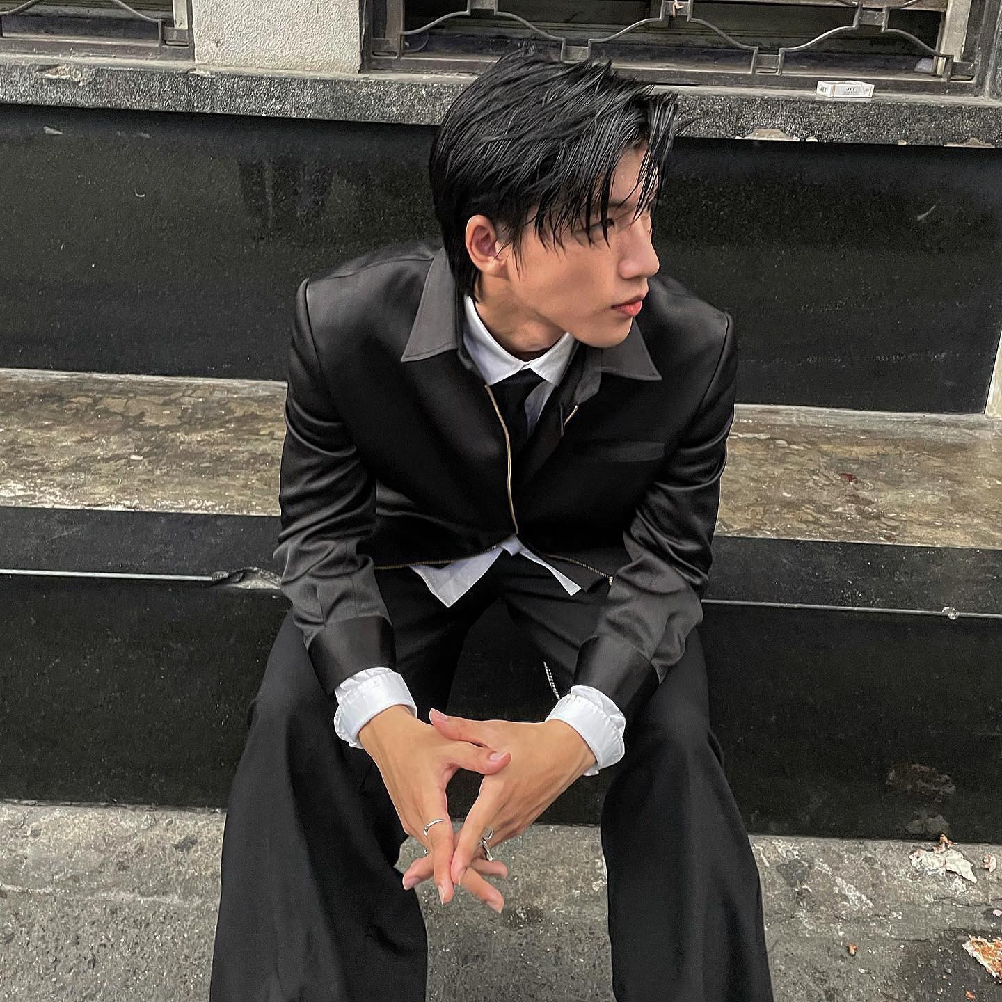 HIEUTHUHAI thử nghiệm phong cách tóc dài lãng tử, tạo nên vẻ ngoài cool ngầu.