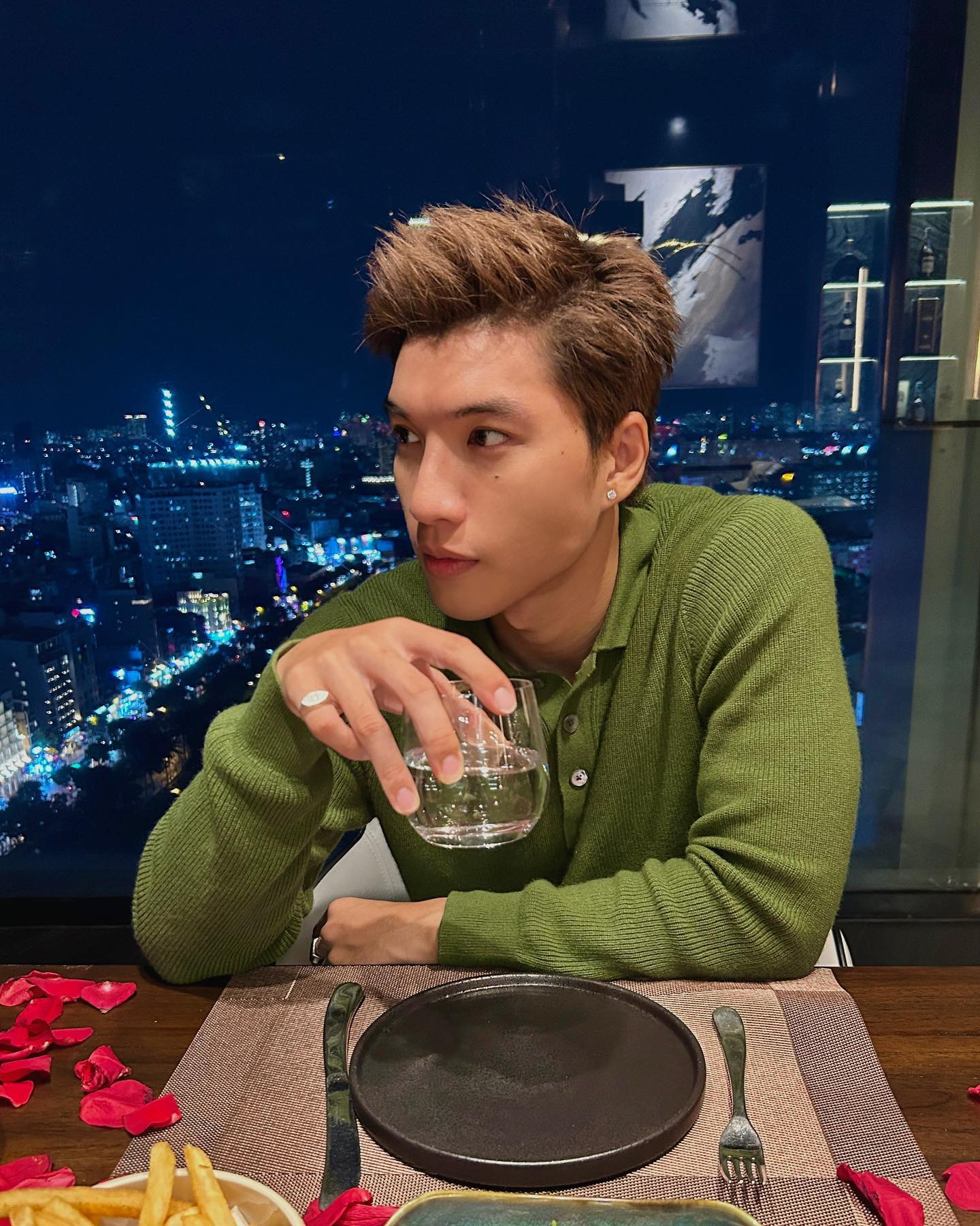 HIEUTHUHAI trong phong cách tóc và trang phục hiện đại, cá tính.