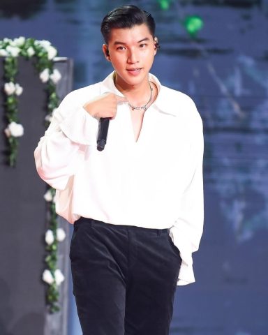 HIEUTHUHAI với kiểu tóc side part lịch lãm thời điểm mới ra mắt.