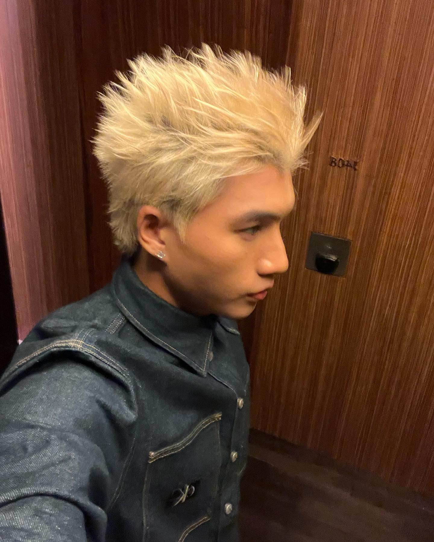 HIEUTHUHAI với kiểu tóc tẩy bạch kim ấn tượng, thay đổi hoàn toàn diện mạo.