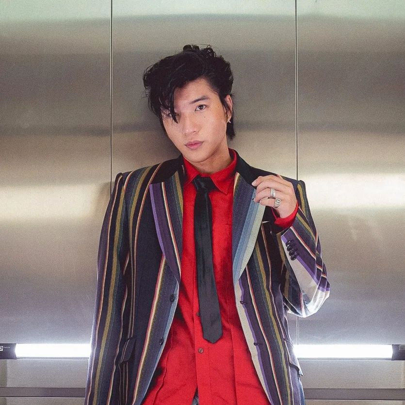 HIEUTHUHAI với mái tóc dài phủ mắt, tăng thêm nét góc cạnh và cá tính.