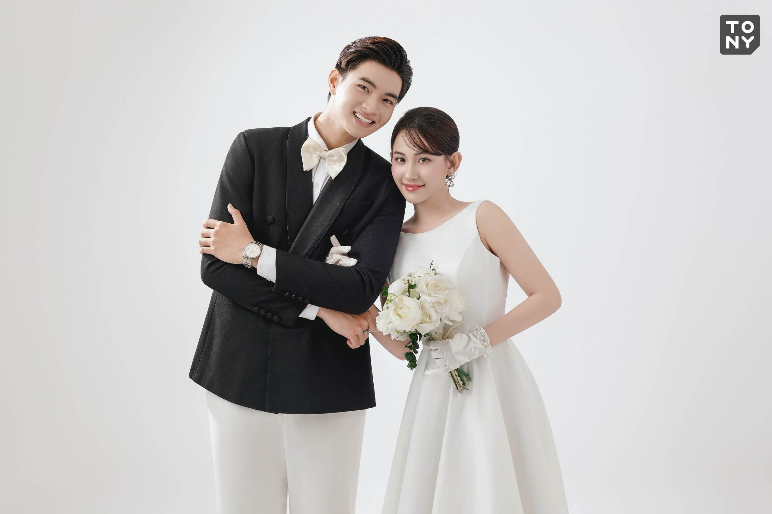 Hình ảnh cận cảnh cô dâu với kiểu tóc búi phồng nhẹ nhàng, tô điểm nét thanh lịch