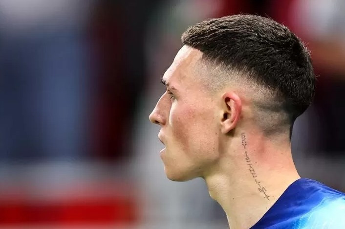 Hình ảnh cận mặt Phil Foden với kiểu tóc bạch kim tự tin
