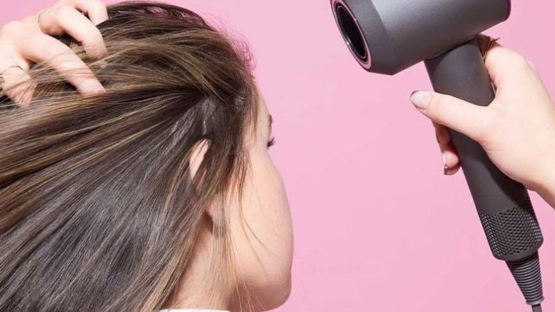 Hình ảnh minh họa các bước chăm sóc tóc uốn nhẹ tại nhà